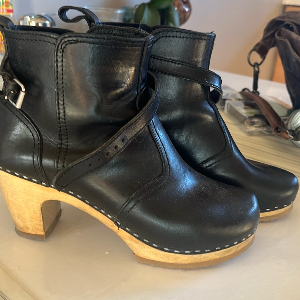 Swedish Hasbbeens clogs booties black size 8